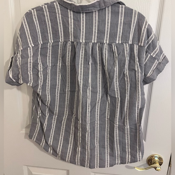 Rafaela Vertical stripe textured t-shirt. Button details. Size Medium. - Picture 7 of 10